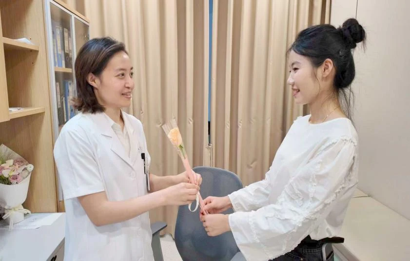2025年医师节系列活动|两江新区人民医院献花致敬(华龙网报道资料)